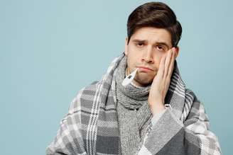 Hidratação e descanso ajudam a aliviar a febre de forma segura