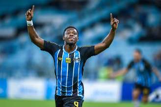 Amuzu marca e garante vitória gremista na Sul-Americana (FOTO: LUCAS UEBEL/GRÊMIO FBPA)