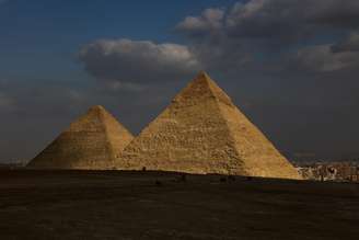 Vista da Grande Pirâmide e da pirâmide de Quéfren em Gizé, Egito, em 14 de janeiro de 2026.