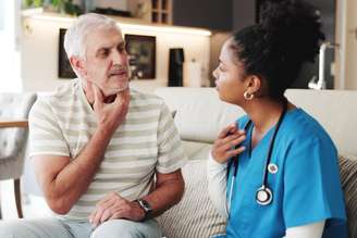 O câncer de laringe se desenvolve, na maioria dos casos, nas pregas vocais