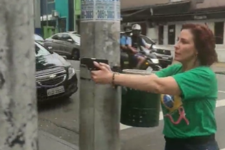 Na véspera do segundo turno das eleições presidenciais de 2022, Zambelli foi filmada perseguindo um homem pelas ruas do bairro Jardins, na capital paulista, empunhando uma pistola após uma discussão