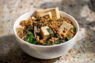 Lentilha refogada com espinafre e tofu