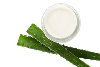 A Aloe vera, conhecida como babosa, é amplamente utilizada em cuidados naturais, especialmente para pele e cabelo. Apesar dos benefícios, seu uso exige atenção, já que o consumo inadequado pode trazer riscos — equilíbrio é fundamental.