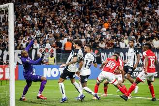 Raniele marca primeiro gol do Corinthians contra o Santa Fé, pela Libertadores.
