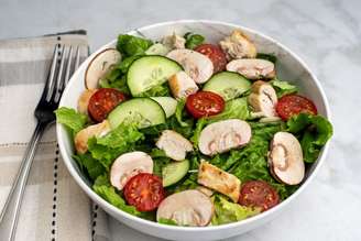 Salada com frango e cogumelo