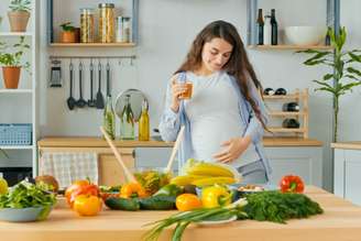 Gestantes devem manter uma dieta que inclua proteínas, frutas e legumes