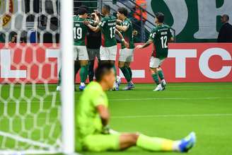 Goleiro do Sporting Cristal em partida contra o Palmeiras