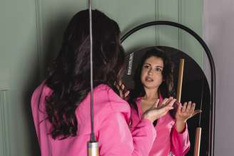 Pesquisas apontam benefícios em falar sozinho; confira