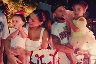 Bruna e Neymar com os filhos