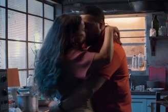 Consuelo e Misael se beijam em Três Graças