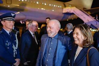 Presidente Lula chegando em Barcelona. Ao fundo um avião.