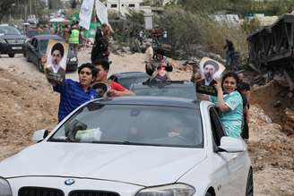 Libaneses exibem fotos do guia supremo do Irã, Mojtaba Khamenei, após cessar-fogo