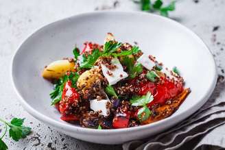 Salada morna de quinoa com vegetais