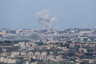 Fumaça subindo do local de um ataque aéreo israelense que atingiu a vila de Deir al-Zahrani, no sul do Líbano