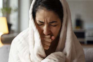 Entenda o porquê de a tosse piorar à noite