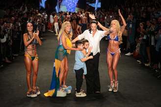 Bruna e Helô Pinheiro, Sharon Azulay e Deborah Secco no desfile da BlueMan 