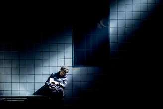 Pedro Waddington em '#malditos16'. Ator contracena com a mãe, Helena Ranaldi, em peça dirigida pelo pai, Ricardo Waddington.