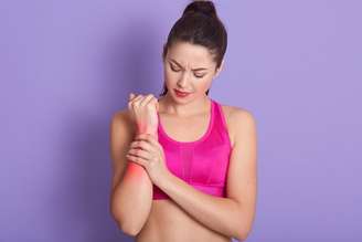 Entenda se é possível treinar com tendinite