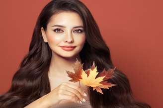 A tendência de maquiagem outono-inverno 2026 mistura referências naturais com brilho sutil para looks do dia à noite