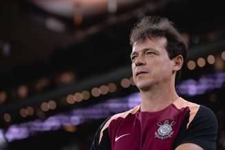 Fernando Diniz busca manter a invencibilidade do Corinthians diante do Vitória