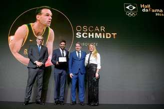 Oscar Schmidt foi introduzido no Hall da Fama do COB em 8 de abril, e foi representado pelo filho, Felipe, na cerimônia