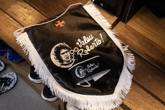 Flâmula e faixa do Vasco em homenagem para Roberto Dinamite