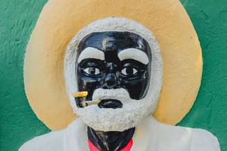 Os Pretos Velhos representam sabedoria e acolhimento, trazendo orientação, calma e equilíbrio para os momentos de dificuldade