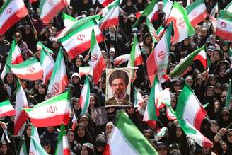 Imagem de Mojtaba Khamenei durante protesto de mulheres em Teerã contra EUA E Israel