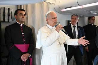 Robert Prevost conversou com a imprensa durante voo para Angola