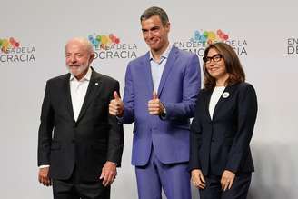 Lula e a primeira-dama, Janja, ao lado do premiê espanhol, Pedro Sánchez, em Barcelona