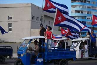 Bandeiras de Cuba desfilam nas ruas de Havana 