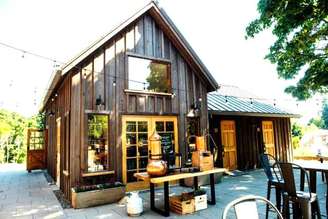 Unindo a experiência do camping a certo nível de conforto, o chamado glamping vem se popularizando entre viajantes. A proposta combina contato com a natureza e acomodações mais sofisticadas.