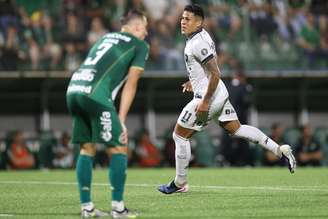 Matheus Martins comemorando um dos gols do Botafogo 