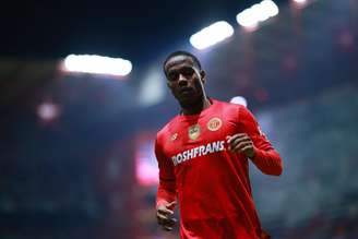 O atacante Helinho brigou dentro e fora de campo