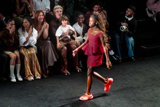 Bruno Gagliasso e os filhos Bless e Zyan aplaudem Titi na passarela 