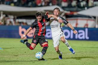 Lance da partida entre Vitória (BA) e Corinthians (SP), neste sábado, 18, em Salvador, em jogo válido pela 12ª rodada do Brasileirão. O time paulista aposta no bom retrospecto diante do rubro-negro baiano para manter a invencibilidade sob o a batuta do "dinizismo".