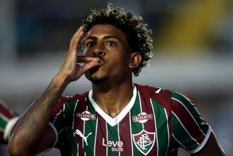 O jogador John Kennedy, do Fluminense, comemora seu gol marcado sobre o Santos durante partida válida pela 12ª rodada do Campeonato Brasileiro, Série A, no estádio da Vila Belmiro, em Santos (SP), neste domingo, 19 de abril de 2026.
