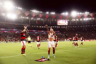 Arrascaeta homenageia Oscar Schmidt, ídolo do basquete brasileiro 