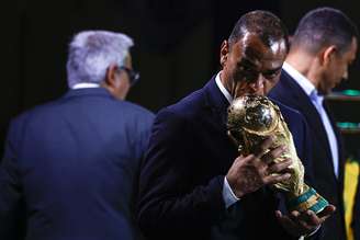 Cafu como o troféu da Copa do Mundo 