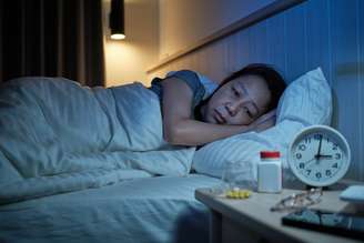 Acordar durante a noite é uma parte normal do sono, mas estes despertares se tornam um problema maior quando duram mais tempo ou começam a acontecer na mesma hora todas as noites, afetando o descanso. tigercat_lpg/Shutterstock