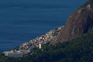 Grupo de turistas ficou 'ilhado' no Morro Dois Irmãos