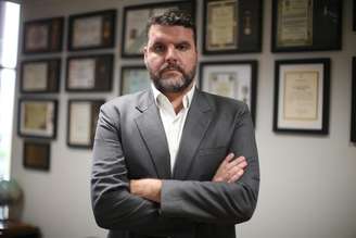 Projeto que proíbe a compra de leite importado por órgãos públicos avança na Câmar. Proposta é apoiada pela bancada agropecuária e relatada pelo presidente da frente, deputado federal Pedro Lupion (Republicanos-PR).