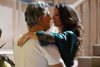 Zenilda (Andréia Horta) cruza com Rogério (Eduardo Moscovis) e revela ter perdido o sono. Zenilda tenta desviar, mas não resiste, e os dois se beijam.