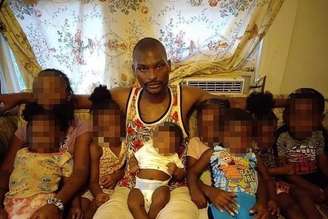 Elkins com seus filhos