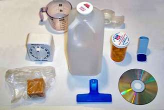 O plástico é um dos materiais mais presentes em nossa vida cotidiana, moldando desde embalagens até componentes tecnológicos. Sua versatilidade e baixo custo explicam a popularidade, mas também trazem desafios ambientais e sociais. Ao longo das décadas, diferentes tipos de plásticos foram desenvolvidos para suprir necessidades específicas, cada um com propriedades únicas. Entender essas diferenças é essencial para compreender como o consumo influencia a reciclagem e a sustentabilidade. Veja a seguir informações relevantes sobre os principais tipos de plásticos, seus usos e problemas associados, a fim de despertarmos consciência crítica e prática sobre como lidarmos com esse material que influencia diretamente nosso futuro.