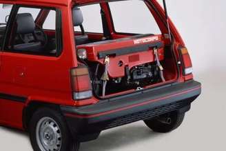 Honda City com moto no porta-malas