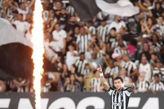 Alex Telles comemorando o gol do Botafogo 