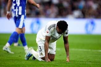 Éder Militão, do Real Madrid, caído no gramado durante a partida da LaLiga EA Sports entre Real Madrid CF e Deportivo Alavés, no Estádio Santiago Bernabéu, em 21 de abril de 2026, em Madri, Espanha.