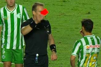 Diogo Barbosa foi expulso após revisão do VAR