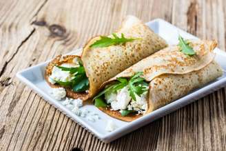 Crepioca recheada com tofu e rúcula